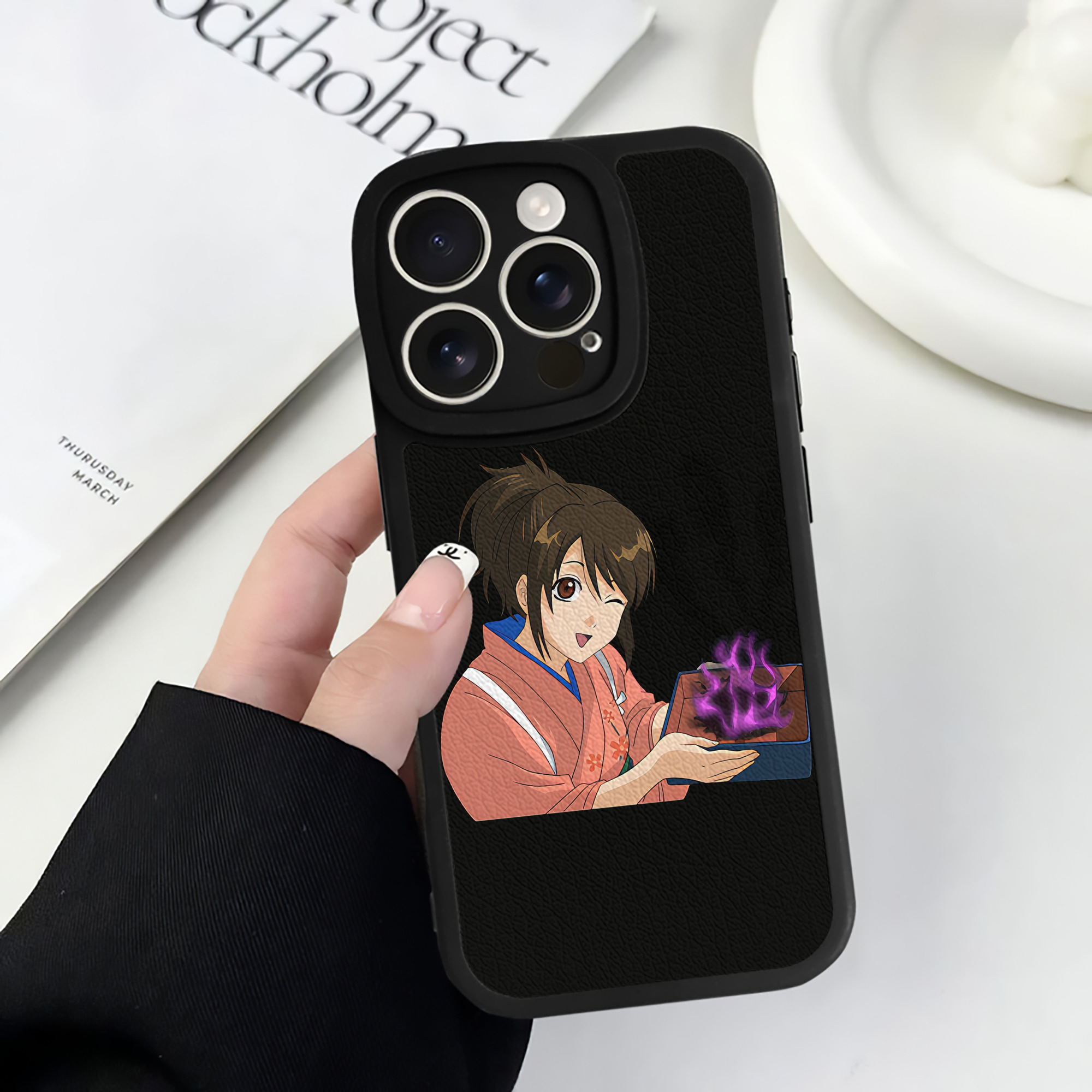 （画像用） ぎんたま 坂田銀時（さかたぎんとき） 神楽 志村新八（しむら しんぱち） GINTAMA Sakata Gintoki Kagura Shimura Shinpachi 【iPhone 16シリーズ対応】シリコンスマホケース（レザー調） 材質：シリコン